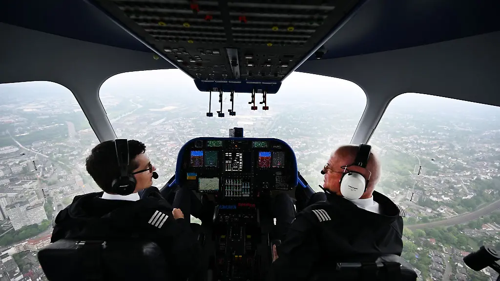 Die-Luftschiffkaptaene-Viktor-Schacht-l-und-Fritz-Guenther-r-steuern-einen-Zeppelin-NT-der-Deutsche-Zeppelin-Reederei-GmbH-Friedrichshafen-ueber-Essen