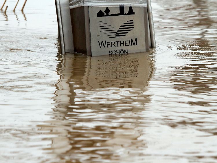 Auch die Abfallbehälter mit der Aufschrift "Wertheim schön und sauber" stehen unter Wasser.