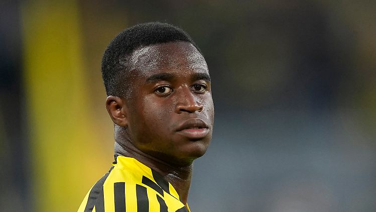 Youssoufa Moukoko muss sich bis zum Wochenende entscheiden, ob er beim BVB bleiben will oder nicht.