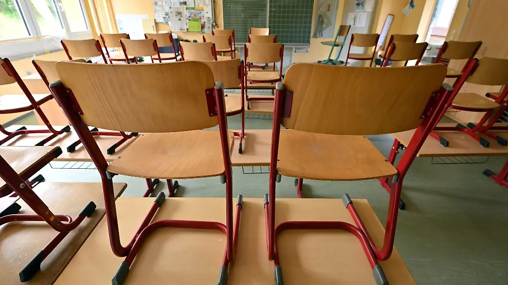 Stuehle-stehen-in-einem-Klassenzimmer-auf-den-Tischen