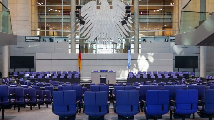 Aufgrund einer fehlenden Wahlrechtsreform wuchs die Zahl der Abgeordneten im Bundestag stetig an, aktuell auf 736. 