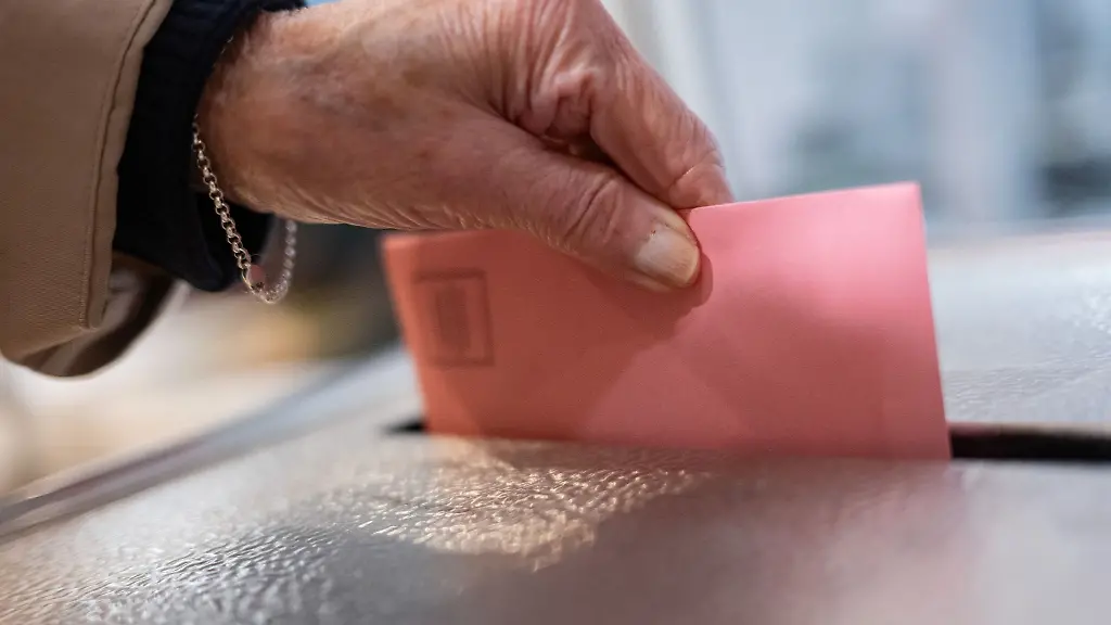 Eine-Frau-wirt-einen-Stimmzettel-in-eine-Wahlurne