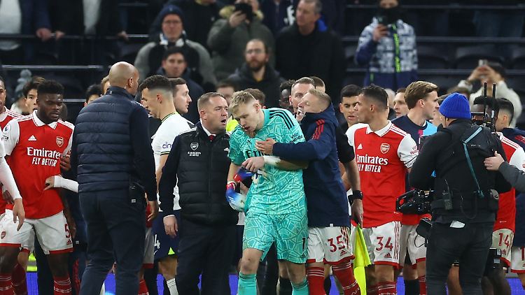 "Es ist eine Schande, am Ende des Tages ist es nur ein Fußballspiel", sagte Keeper Aaron Ramsdale, der von einem Fan attackiert worden war.