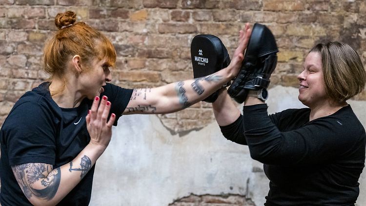 Im Berliner Club "SchwuZ" leiten Banik und Wöthe einen Selbstverteidigungskurs für Menschen aus der LGBTQ-Gemeinschaft, die einer zunehmenden Zahl von Übergriffen ausgesetzt ist.