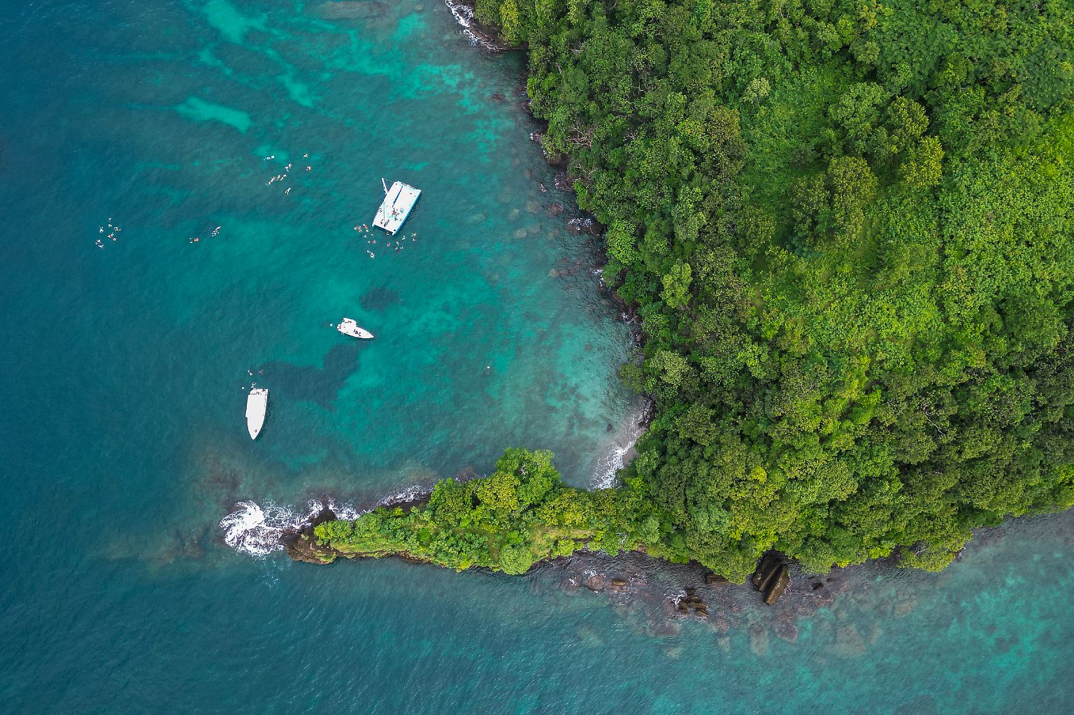 Darf es ein bisschen Karibik mitten im tristen Winter sein? Reisefotograf Holger Leue und Journalist Andreas Drouve entführen Sie nach Grenada.