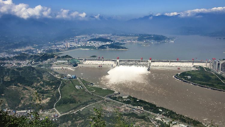 Wasser strömt aus dem Drei-Schluchten-Damm am Yangtse in der Stadt Yichang in der zentralchinesischen Provinz Hubei.
