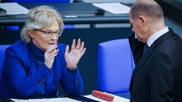 Verteidigungsministerin Lambrecht hat Bundeskanzler Scholz nun offiziell um Entlassung gebeten. 