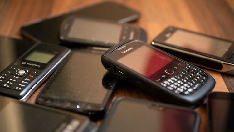 Alte Handys und Smartphones könnten in Zukunft zu einer Kreislaufwirtschaft beitragen.