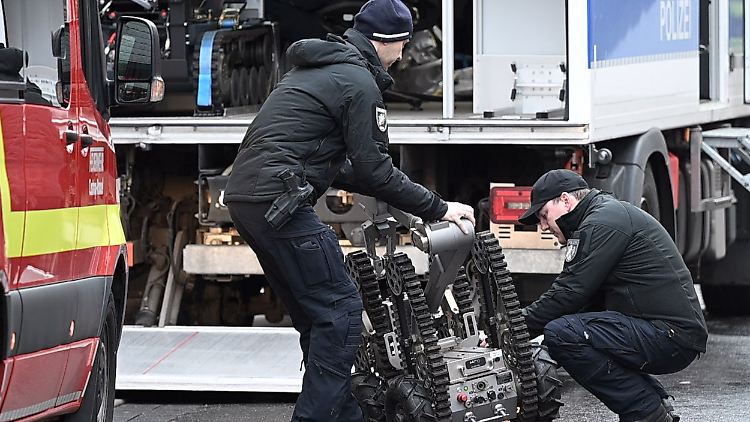 Die Polizei setzte bei der Razzia in Castrop-Rauxel ein ferngesteuertes Roboterfahrzeug ein. 