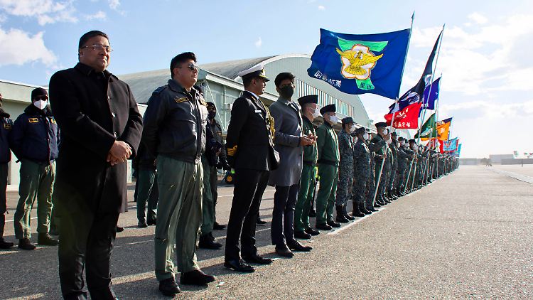 Der designierte Botschafter von Indien in Japan, Sibi George, bei der Ankunftszeremonie auf dem Luftwaffenstützpunkt Hyakuri.