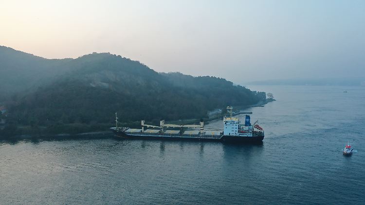 Das Frachtschiff aus der Ukraine ist mit 13.000 Tonnen Erbsen beladen.