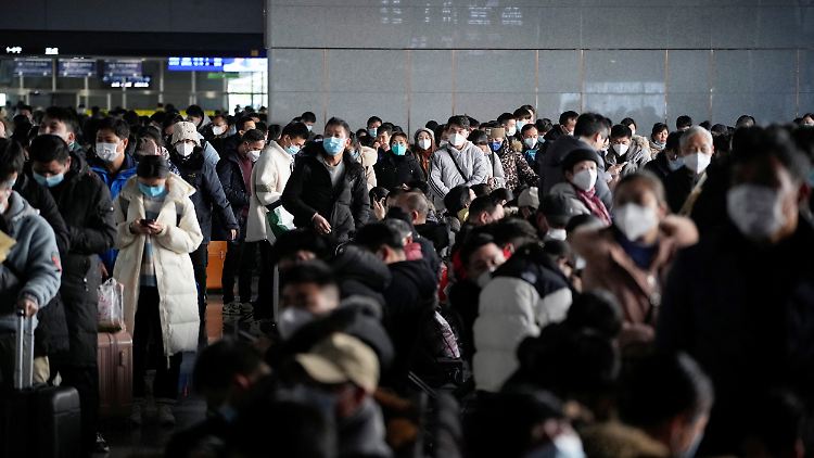 Am 22. Januar beginnt in China das "Jahr des Hasen", die Reisewelle zum Neujahrsfest - hier an einem Bahnhof in Schanghai - droht die Situation noch deutlich zu verschärfen.