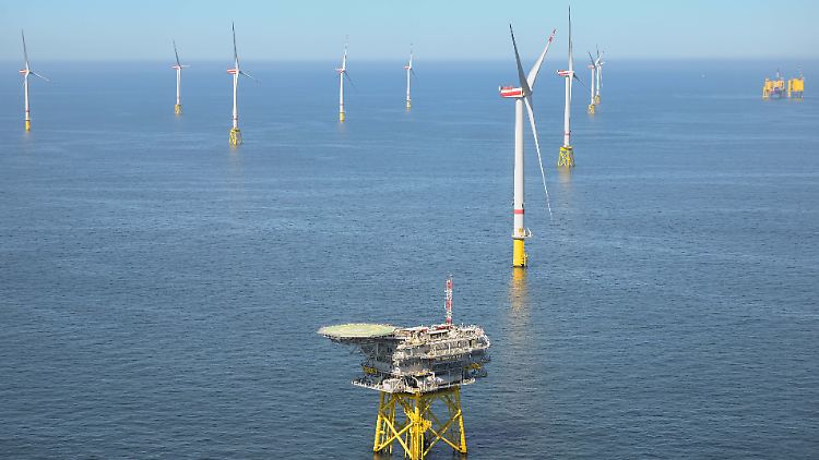 Blick aus einem Hubschrauber auf den Offshore-Windpark Borkum Riffgrund 2 des Energieversorgers Ørsted vor der niedersächsischen Küste.