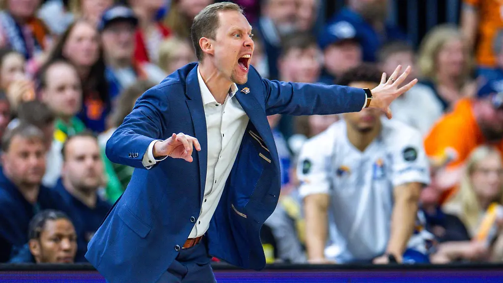 Cheftrainer-Christian-Held-von-den-Rostock-Seawolves-gestikuliert-am-Spielfeldrand