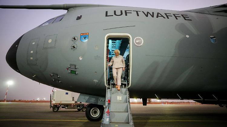 Verteidigungsministerin Lambrecht beim Besuch deutscher Soldaten in Westafrika.