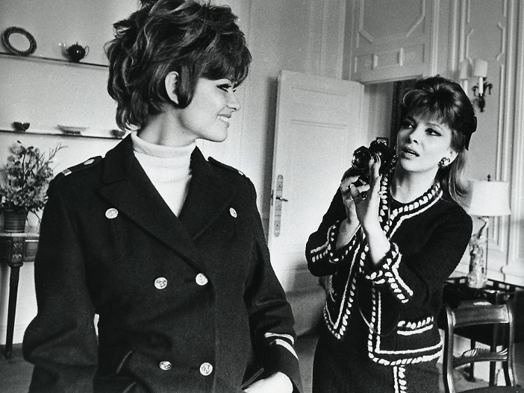 In den 70er Jahren zog Lollobrigida sich aus dem Filmgeschäft zurück und arbeitete als Fotografin. Hier porträtiert sie 1967 Schauspielkollegin Claudia Cardinale.