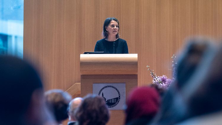 Die Außenministerin hat bereits erste Gespräche über ein neues Gericht geführt.