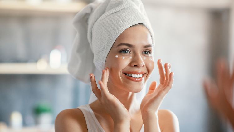 Dunkle und geschwollene Augen am Morgen? Mit diesen Hausmitteln und Cremes kann man Augenringe wegbekommen. 