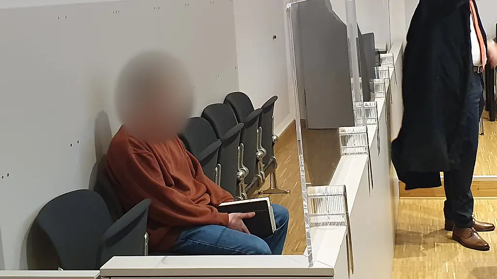 Im-Gerichtssaal-haelt-der-50-Jaehrige-Angeklagte-eine-Bibel-in-der-Hand