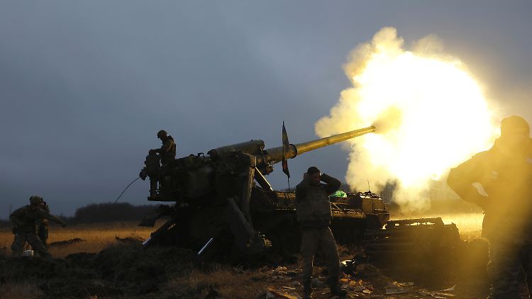 Seit Monaten werden an der Soledar-Bachmut-Front Unmengen an Munition abgefeuert, hier ukrainische Artillerie-Soldaten.