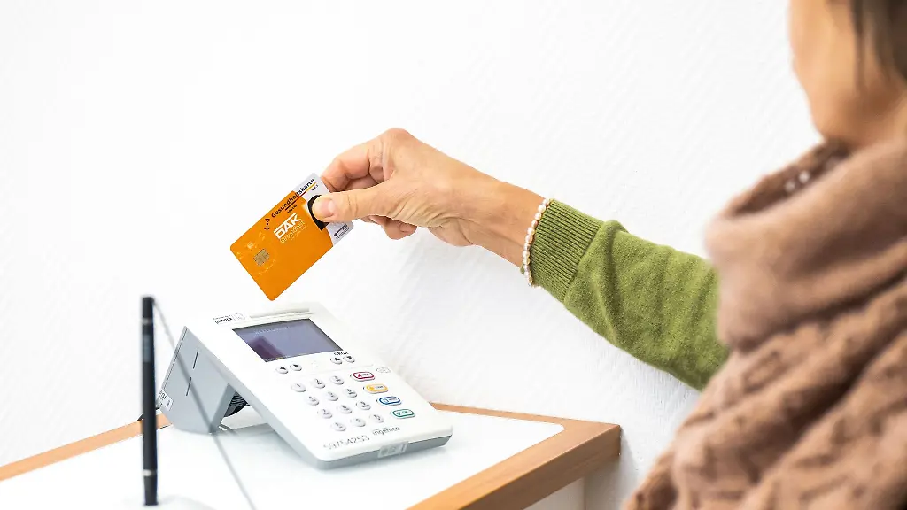 Auch-wenn-die-Beitraege-weh-tun-Bevor-man-sich-die-Krankenversicherung-spart-fragt-man-besser-beim-Anbieter-nach-Moeglichkeiten-fuer-den-Wechsel-in-einen-guenstigeren-Tarif