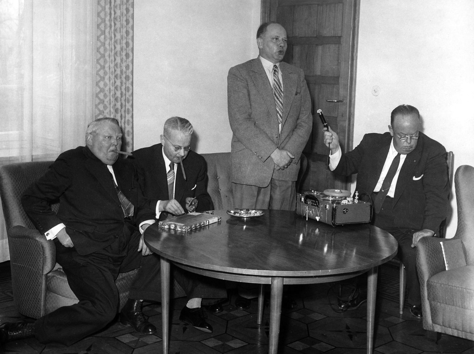 Nach Theodor Blank (stehend, im Radio-Interview mit Ludwig Erhard), dem ersten  Verteidigungsminister der Bundesrepublik Deutschland, kam der erste prägende Kopf in das Amt: 