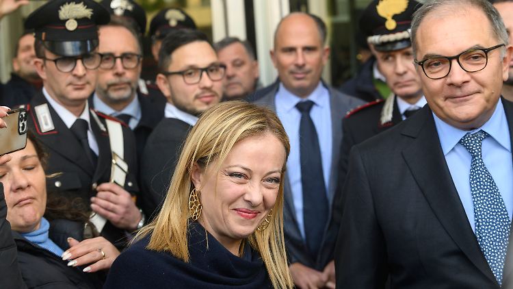 Meloni in Nöten: Das Geld reicht weder für die Wahlversprechen noch für die europäischen Verpflichtungen. Am Ende wird es wohl neue Schulden geben. 