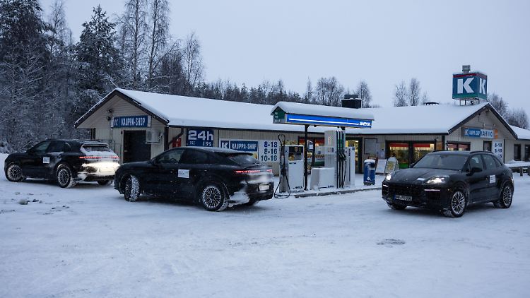 Die Porsche Cayenne müssen mal tanken, die Crew muss sich stärken.