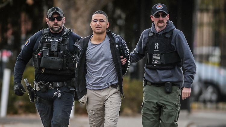Solomon Peña werde beschuldigt, vier Männer "dafür bezahlt zu haben", auf die Häuser von vier demokratischen Politikern zu schießen, erklärt die Polizei.