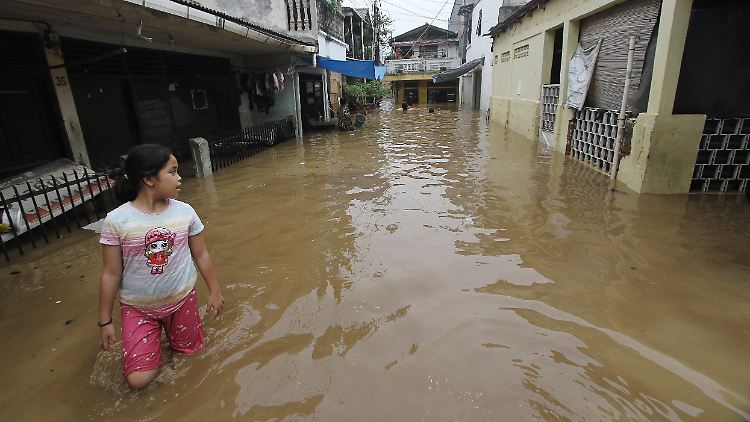 Jakarta wird immer wieder von schweren Überschwemmungen heimgesucht. Schätzungen zufolge könnte der Nordteil der Metropole bis 2050 komplett überflutet sein.