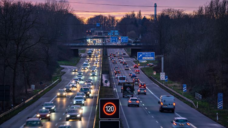 Ein allgemeines Tempolimit würde neben den CO2-Emissionen auch den Lärm und die Zahl der Verkehrstoten senken.