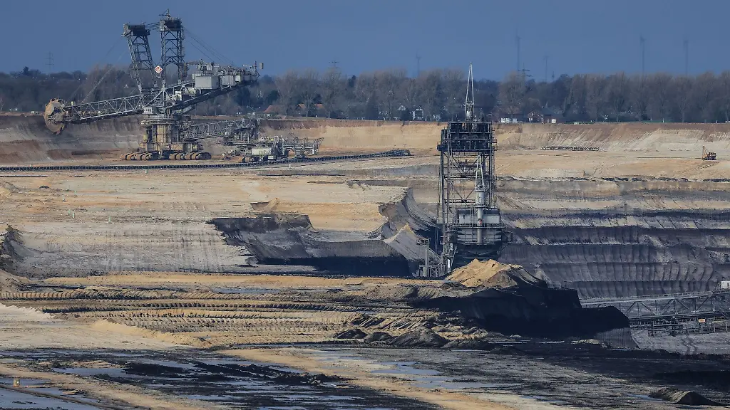 Bagger-stehen-im-Braunkohletagebau-Garzweiler-Die-SPD-im-nordrhein-westfaelischen-Landtag-fordert-mehr-Tempo-beim-Strukturwandel-nach-dem-vorgezogenen-Kohleausstieg