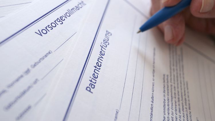 Seit Jahresbeginn gilt das neue Not- oder Ehegattenvertretungsrecht für medizinische Fragen. Experten raten dennoch weiter zu Patientenverfügung und Vorsorgevollmacht.