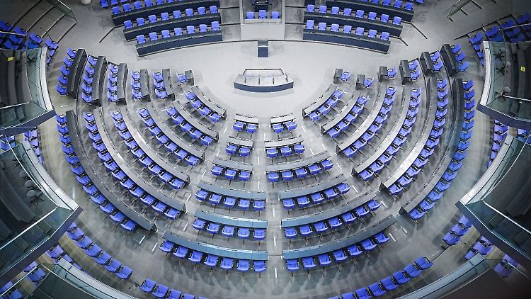 Mit der Wahlrechtsreform, die SPD, Grüne und FDP vorschlagen, soll der Bundestag auf seine Regelgröße schrumpfen.