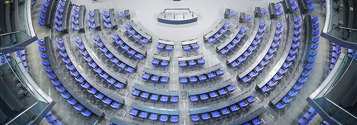 Blick in den Plenarsaal des Bundestags zu Beginn der Sitzungswoche. Mit der Wahlrechtsreform, die SPD, Grüne und FDP vorschlagen, soll der Bundestag auf seine Regelgröße schrumpfen.