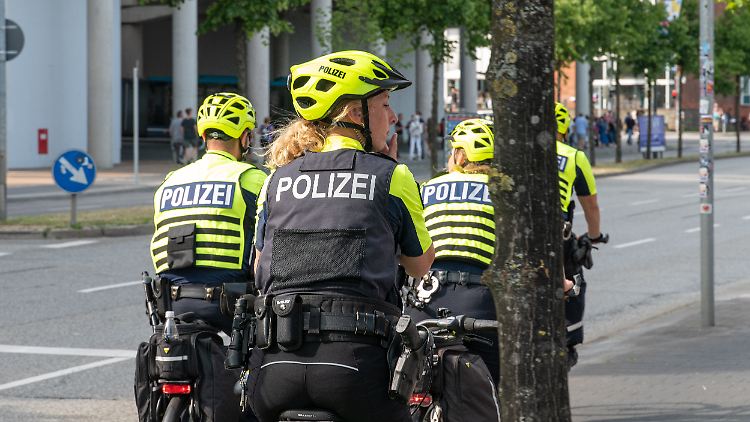 Der Polizei vertrauen 69 Prozent der Ostdeutschen, im Westen sind es 81 Prozent - im Vergleich sind das sehr gute Werte.