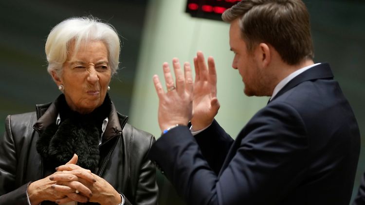 EZB-Präsidentin Lagarde lässt das Umfrageergebnis nicht kommentieren. 