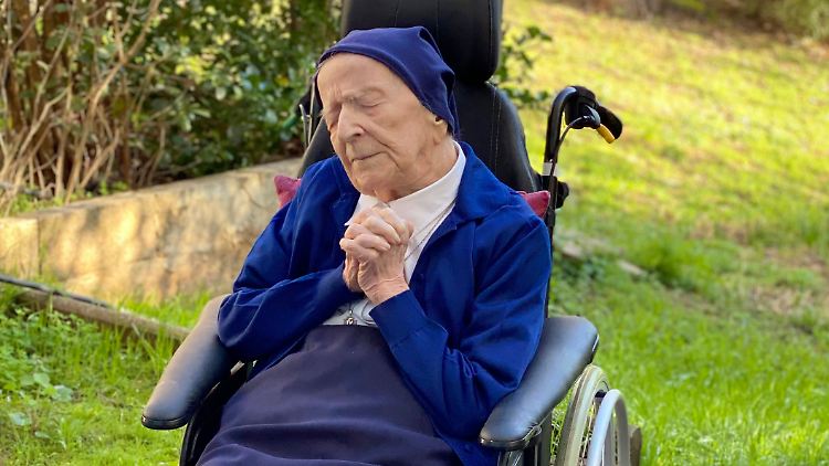 Auch nachdem sie erblindet war und im Rollstuhl saß, pflegte Schwester André lange andere Senioren.