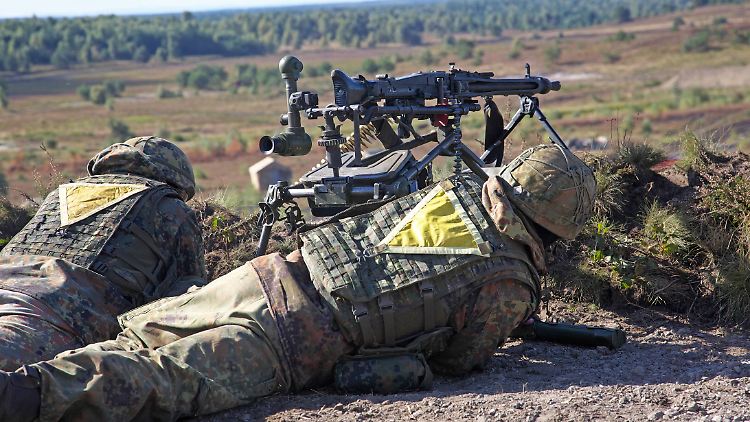 Bundeswehrsoldaten mit einem MG3 auf einer Feldlafette.