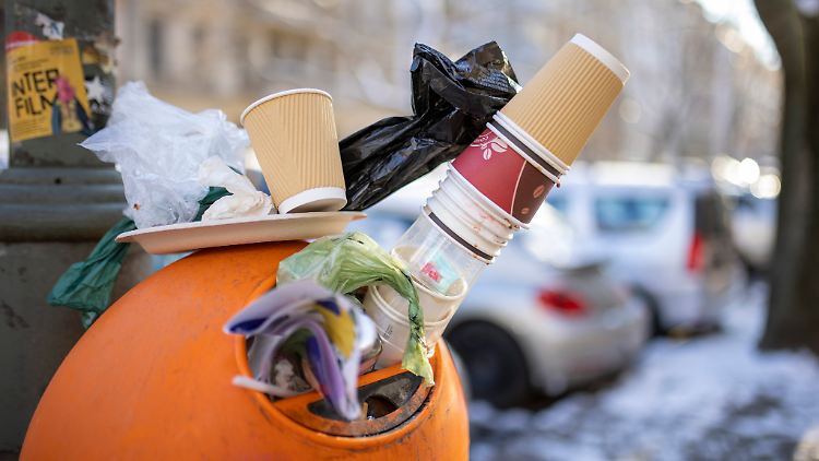 Greenpeace warnt davor, dass es statt Plastik- nun große Berge an Papiermüll geben könnte.
