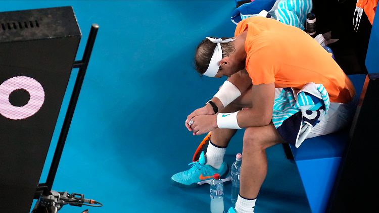 Nadal muss sich auch seinen Schmerzen geschlagen geben.