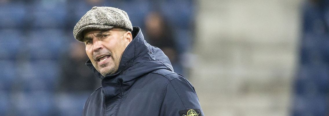 Markus Babbel kommuniziert.