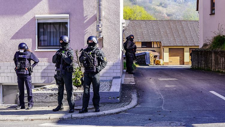 Bei einer Razzia im April vergangenen Jahres schoss der nun Angeklagte durch die heruntergelassenen Rollläden seiner Wohnung auf die Polizisten.