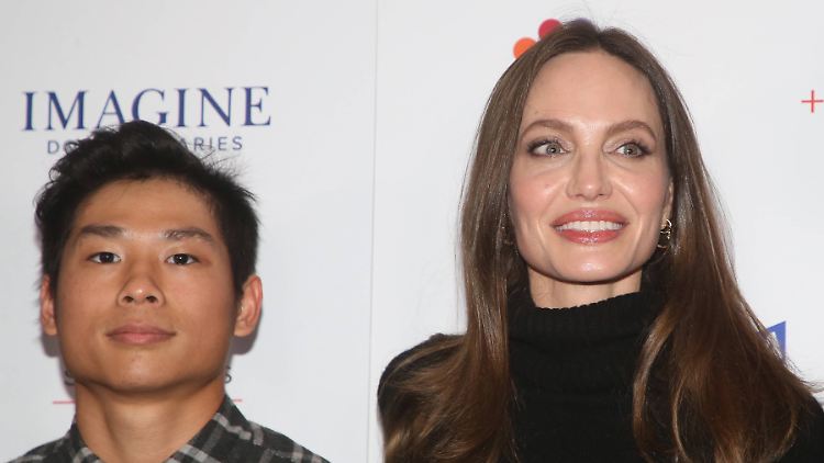 Arbeitet nicht unter seinem richtigen Namen: Pax Jolie-Pitt (mit seiner Mutter Angelina Jolie).