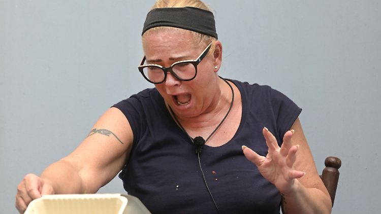 Hat bei "Pfui-Dora" anscheinend richtig Spaß: Claudia Effenberg.