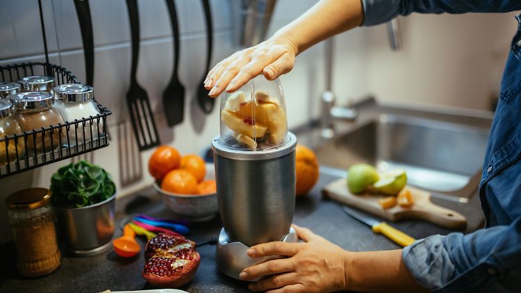 Ein frischer Smoothie versorgt den Körper mit vielen Vitaminen und Mineralstoffen.