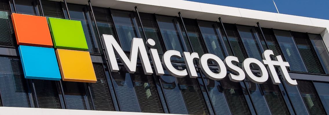 Das Microsoft-Logo hängt an der Fassade eines Bürogebäudes in München: Microsoft will Jobs abbauen.