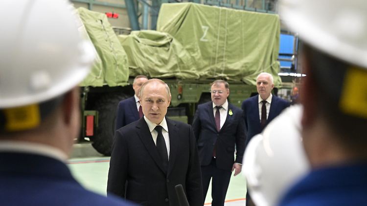 "Der Sieg ist sicher", sagt Putin zu Arbeitern einer Rüstungsfabrik. 