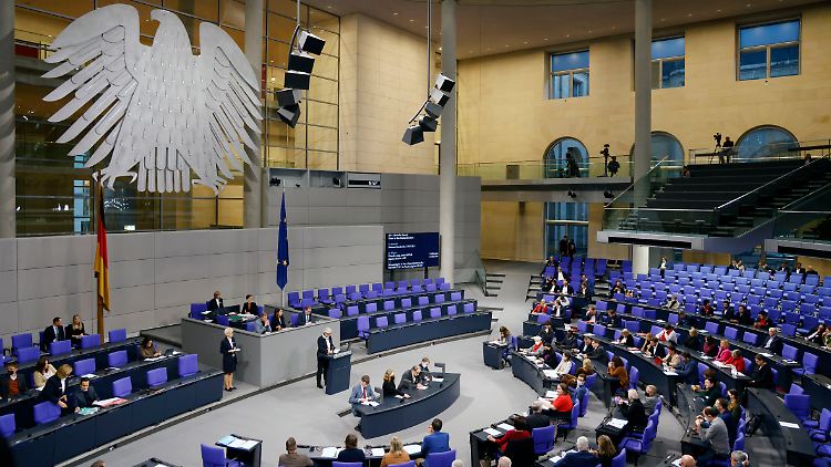 Auch wenn in den Debatten viele Sitze leer bleiben, ist der Bundestag voll wie nie.
