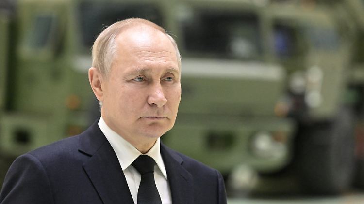 Putin besuchte am Mittwoch auch eine Rüstungsfabrik in St. Petersburg.